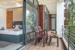 3 bedrooms, WiFi, bed sheets - 3-bedroom apartment in tranquil Dharampur with cool AC breeze in floor 3 (Dharampur)