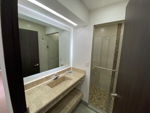 ฝักบัว, ของใช้ในห้องน้ำฟรี, ผ้าเช็ดตัว, สบู่