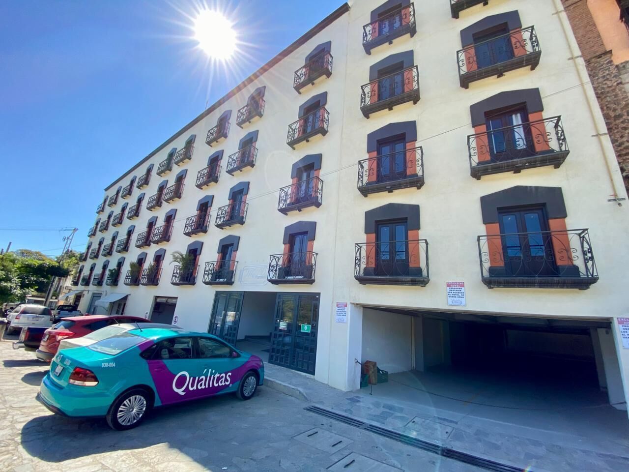 Vista frontal de la propiedad