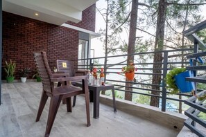 Outdoor dining - Charming 2-bedroom apartment with AC in Dharampur (Dharampur)
