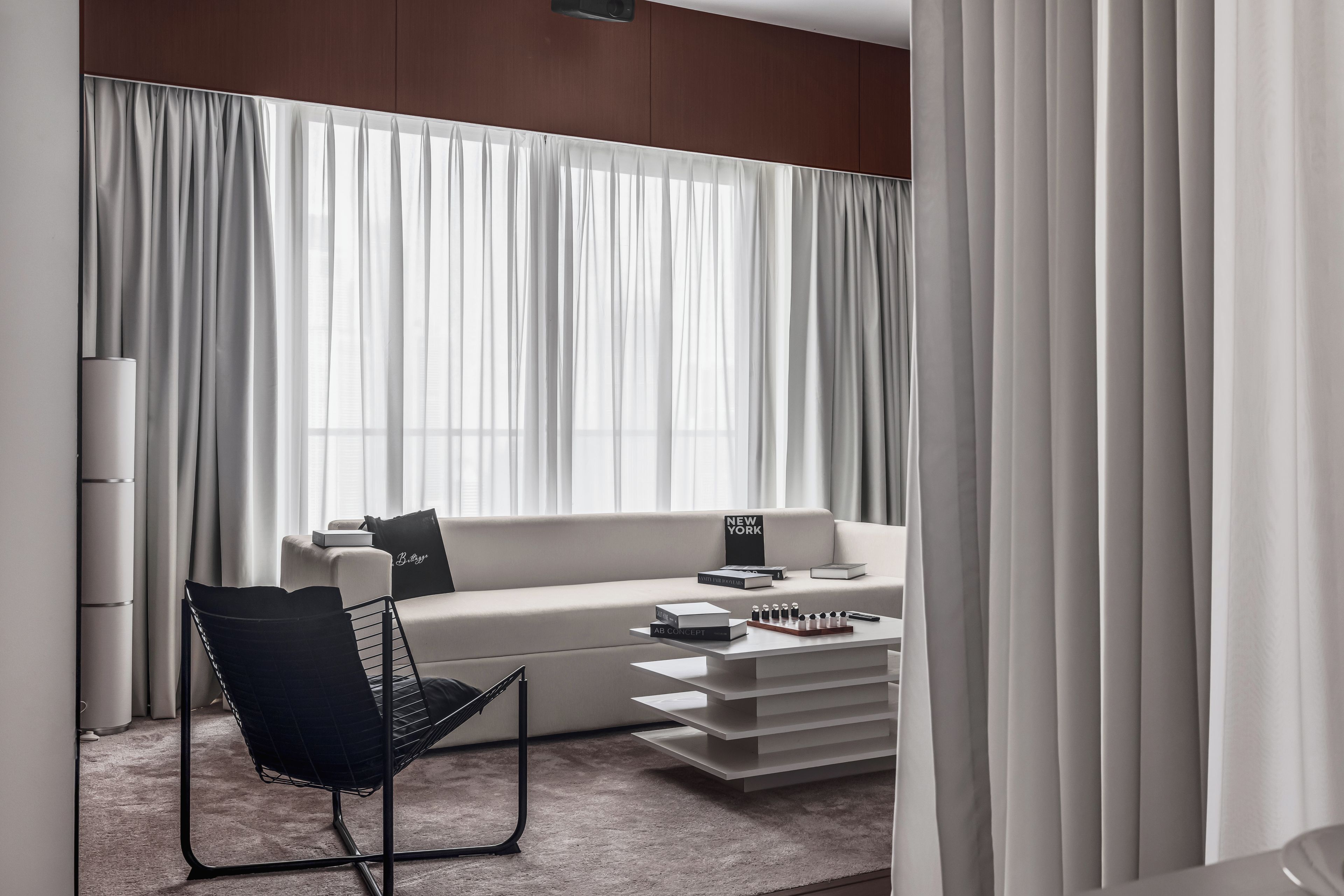 Una sala de estar moderna con un sofá, una mesa de centro y una silla.