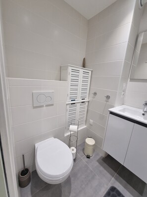Shower, toilet paper - Waterfront Studio (Saint-Cyprien)