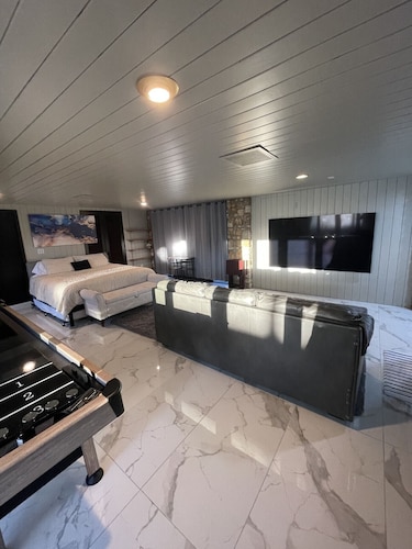 Stylish Retreat/86`TV/King Bed/Spa Shower/Shuffleboard/Near the Lake