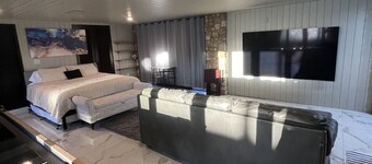 Stylish Retreat/86`TV/King Bed/Spa Shower/Shuffleboard/Near the Lake