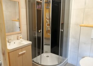 Shower, hair dryer, towels - Room 'La Mirabelle' with Shared Terrace, Wi-Fi and Air Conditioning (Rehaupal)