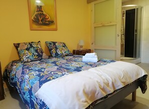 1 bedroom, WiFi, bed sheets - Room 'La Mirabelle' with Shared Terrace, Wi-Fi and Air Conditioning (Rehaupal)