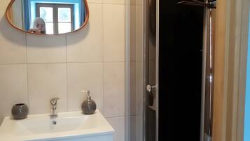 Douche, sèche-cheveux, serviettes fournies