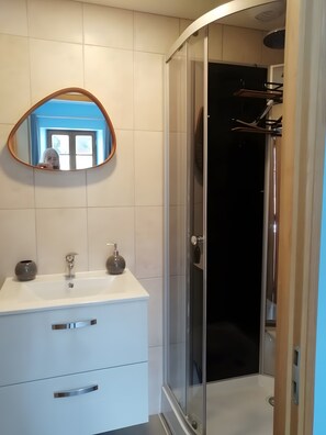 Regadera, secadora de cabello, toallas 