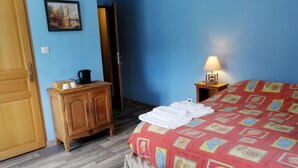 A room with a bed, a wooden cabinet, a lamp, and a painting on the wall. - Bed and Breakfast 'Le Myosotis' with Shared Terrace, Wi-Fi and Air Conditioning (Rehaupal)
