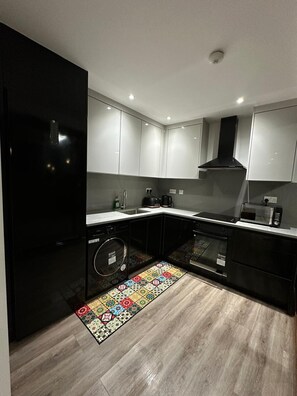 Frigorifero, microonde, forno, piano cottura