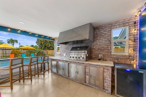 Spacious Outdoor Tikki + TV, Heated Pool & Game Room