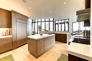 Studio (6 Bedrooms) | Private kitchen | Fridge, microwave, oven, stovetop