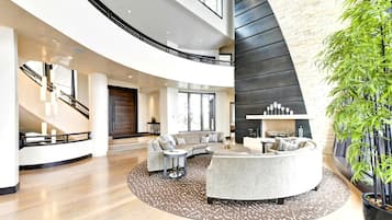 Studio (6 Bedrooms) | Oppholdsrom | TV, peis, fotballspill og bordtennis