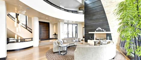 Studio (6 Bedrooms) | Salle de séjour | Téléviseur, foyer, table de baby-foot, table de ping-pong