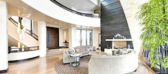 KBM Resorts Walk to Slopes, Sports Court, Private Home Theater, Sleeps 17, Outdoor Hot Tub Pco-184m