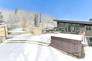 Estudio (6 Bedrooms) | Baño | Regadera y amenidades de baño de diseñador 