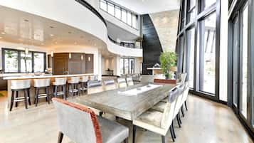 Studio (6 Bedrooms) | Dining