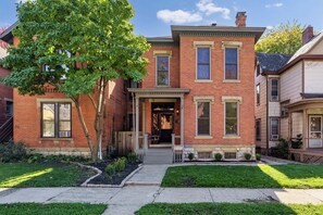 Exterior - Short North Luxury 4BR Free Parking & Fire Pit (Columbus)