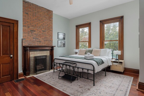 4 bedrooms, iron/ironing board, travel crib, free WiFi - Short North Luxury 4BR Free Parking & Fire Pit (Columbus)