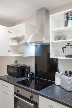 Fridge, microwave, oven, stovetop - Luxury Apt In Central Manchester (Greater Manchester)