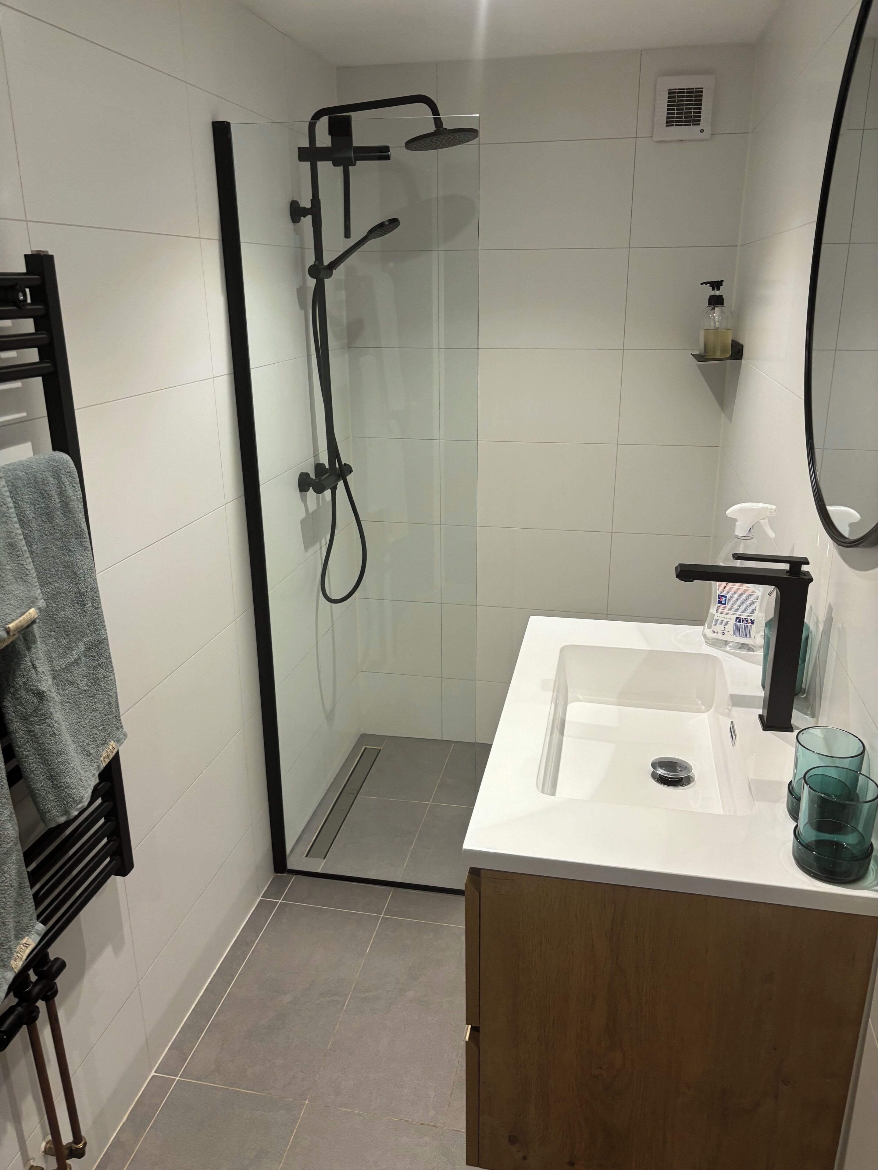 Douche, sèche-cheveux, serviettes fournies, savon