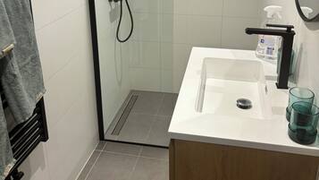 Douche, sèche-cheveux, serviettes fournies, savon