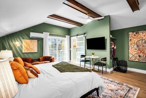 1 bedroom, WiFi, bed sheets - Lakeside Talahi Retreat Apartment with Hot Tub (Savannah)