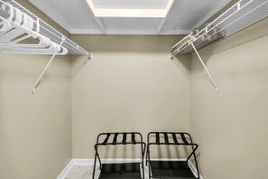 Interior - Lakeside Talahi Retreat Apartment with Hot Tub (Savannah)