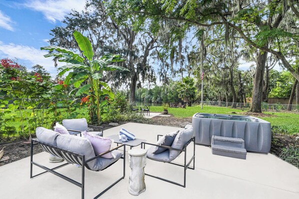 Terrace/patio - Lakeside Talahi Retreat Apartment with Hot Tub (Savannah)
