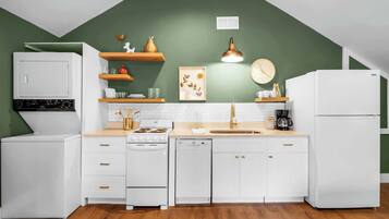 Kjøleskap og oppvaskmaskin