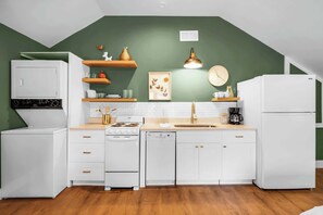 Fridge, dishwasher - Lakeside Talahi Retreat Apartment with Hot Tub (Savannah)