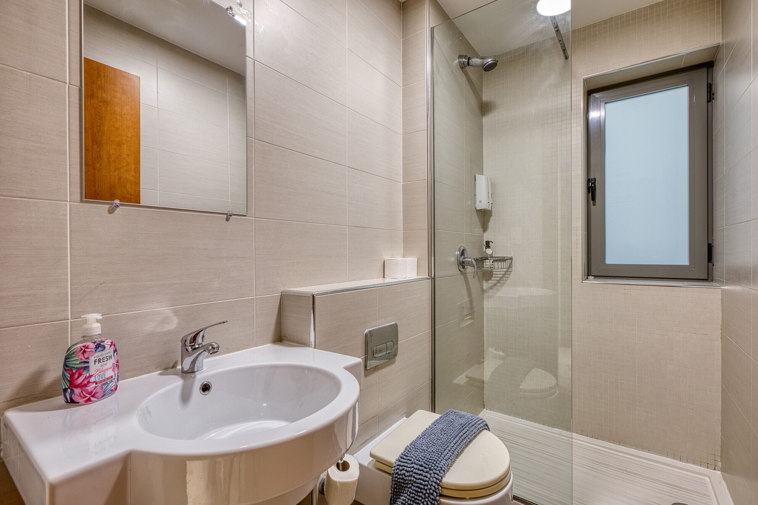 Ein Badezimmer mit Waschbecken, Toilette und Dusche.