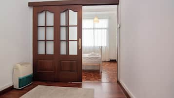 Tabla de planchar con plancha, wifi, ropa de cama