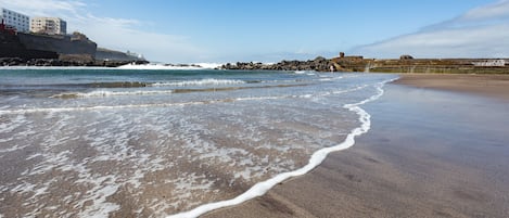 Una spiaggia nelle vicinanze