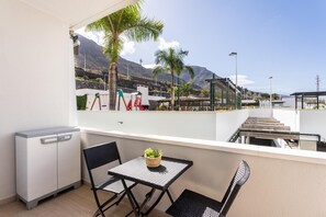 Outdoor dining - Apartment 'Brisa - Armonía Park, Bajamar' with Mountain View, Wi-Fi and Air Conditioning (Bajamar)