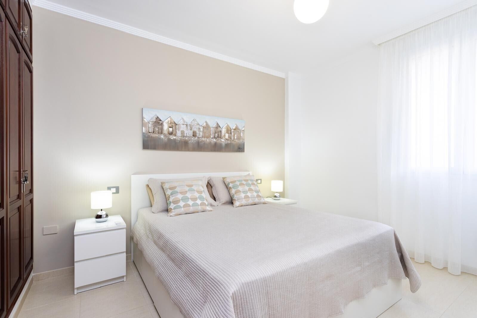 1 habitación, tabla de planchar con plancha, wifi y ropa de cama 