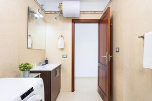 Shower, hair dryer, towels - Apartment 'Brisa - Armonía Park, Bajamar' with Mountain View, Wi-Fi and Air Conditioning (Bajamar)