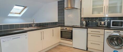 Batterie de cuisine, vaisselle et ustensiles