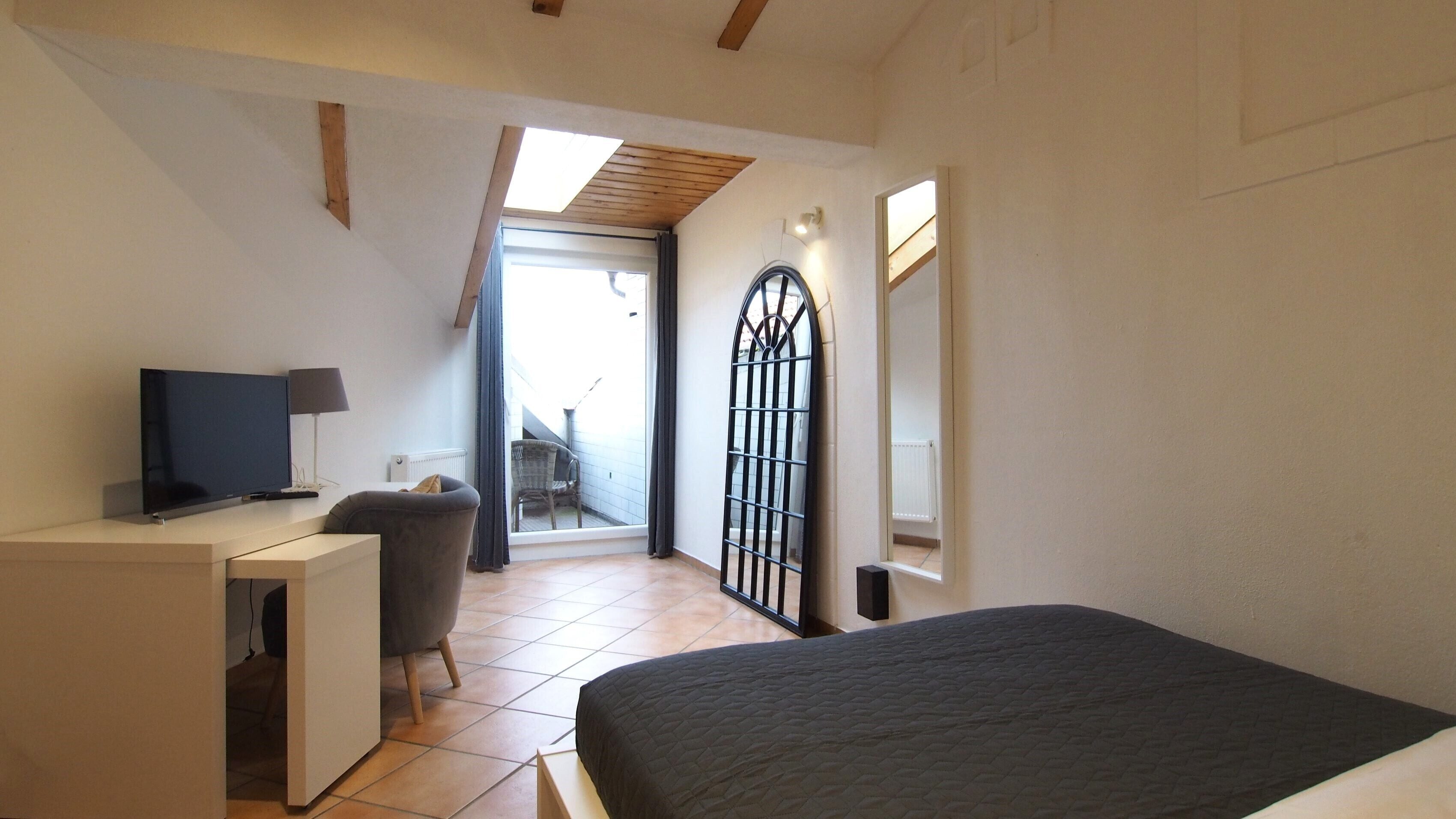 Enkeltrom – business, balkong | Sengetøy av topp kvalitet, skrivebord og skrivebord for bærbar PC