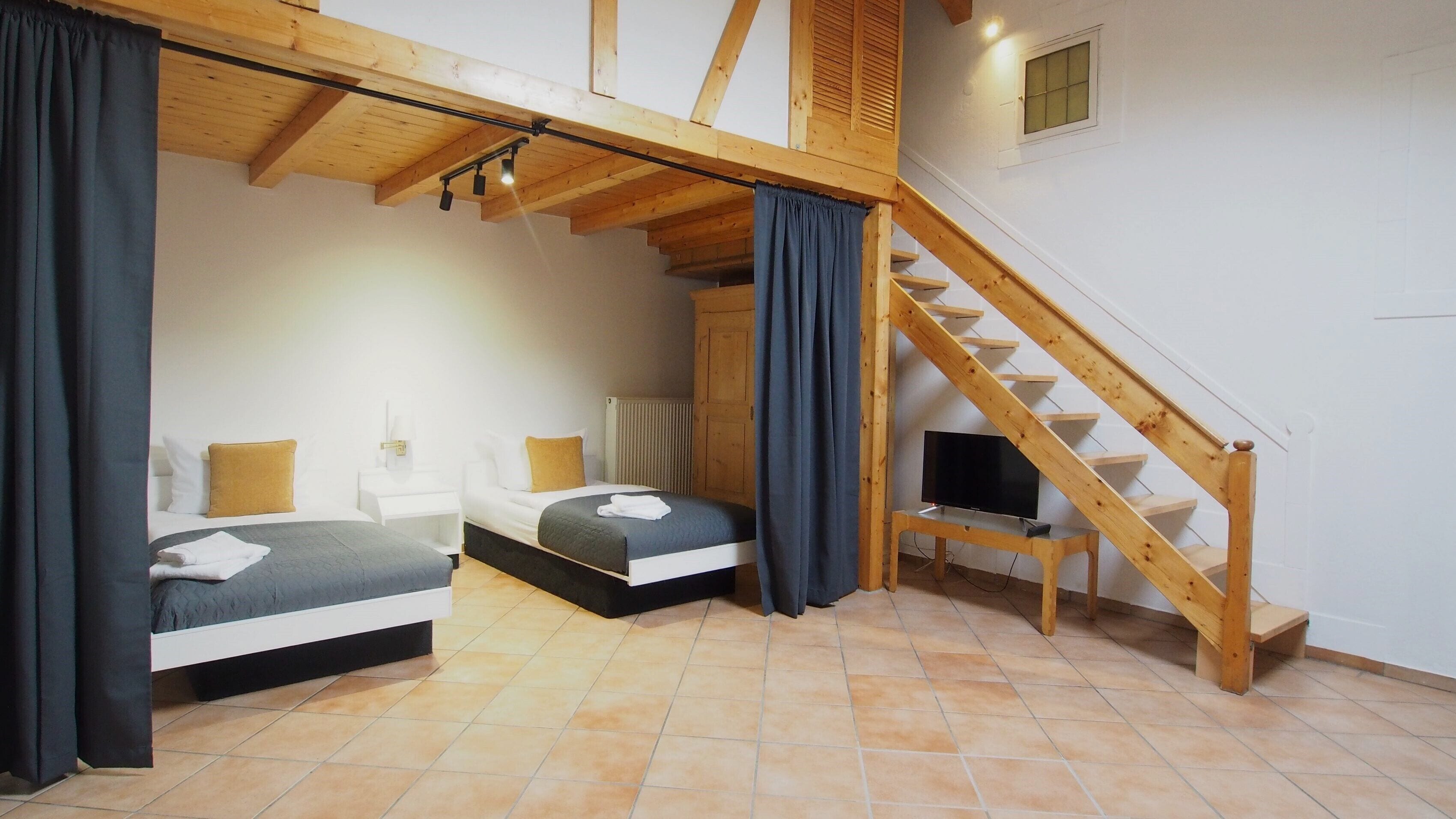 Leilighet – deluxe, balkong | Sengetøy av topp kvalitet, skrivebord og skrivebord for bærbar PC