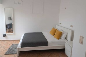 Bureau, espace de travail pour ordinateur portable, Wi-Fi gratuit