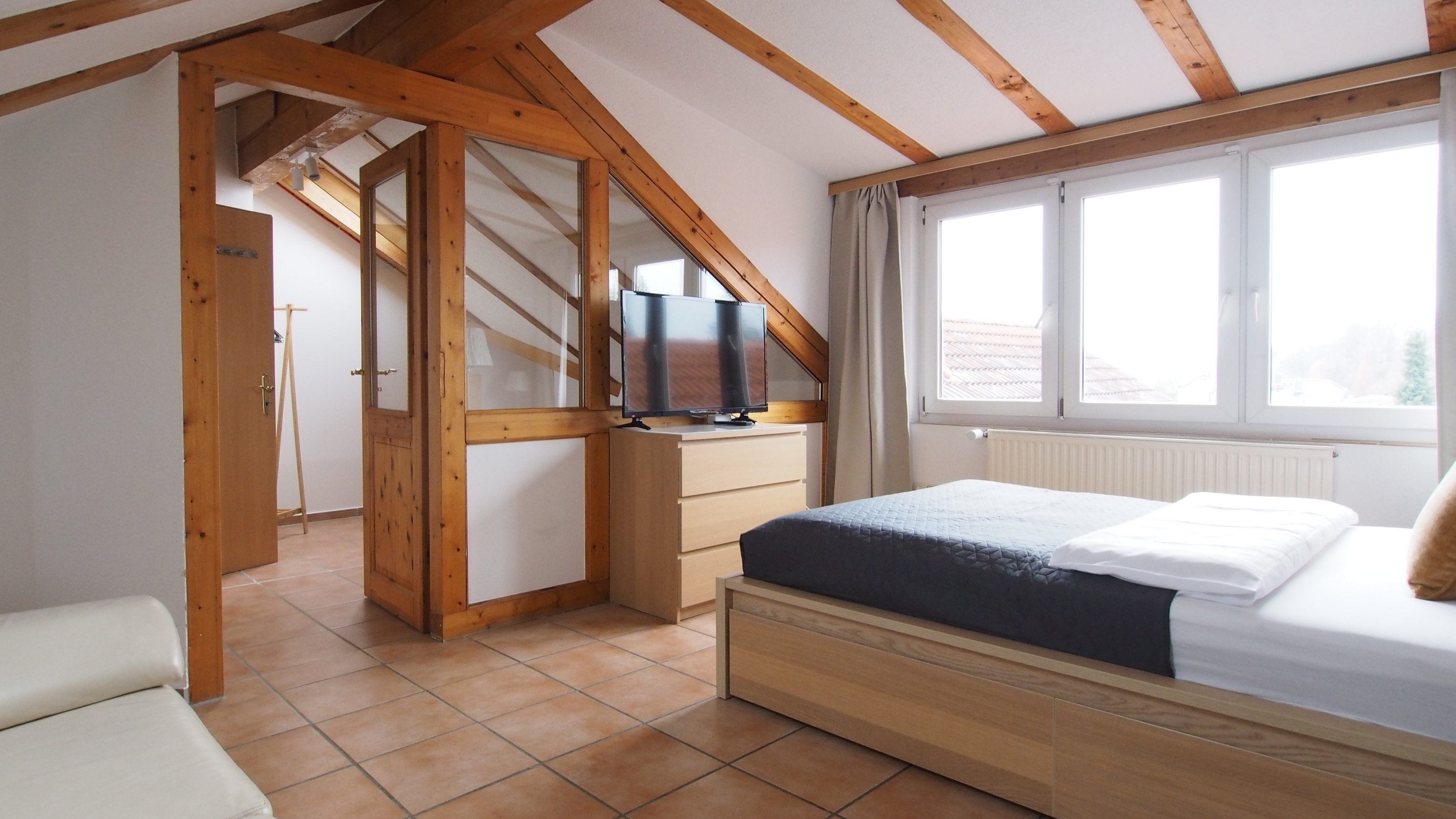 Studio | Sengetøy av topp kvalitet, skrivebord og skrivebord for bærbar PC