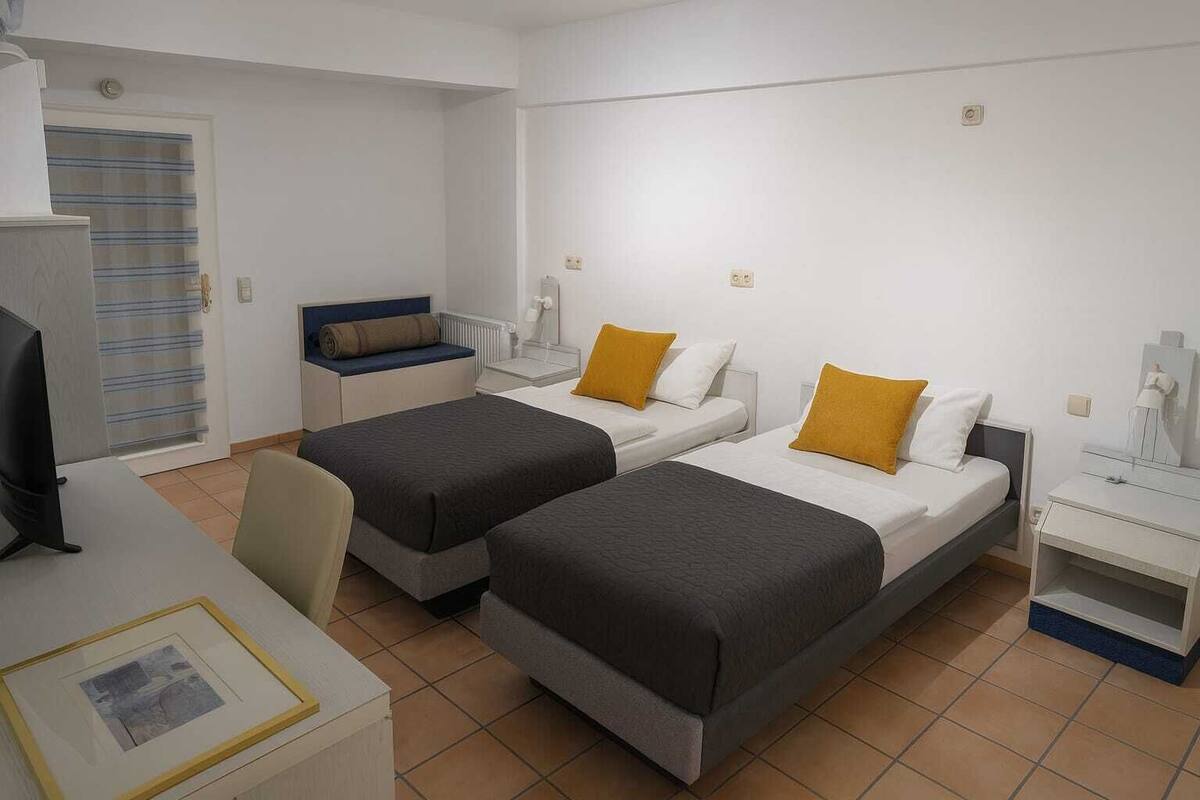 Habitación básica con 1 cama matrimonial o 2 individuales | Escritorio, espacio para trabajar con laptop y wifi gratis