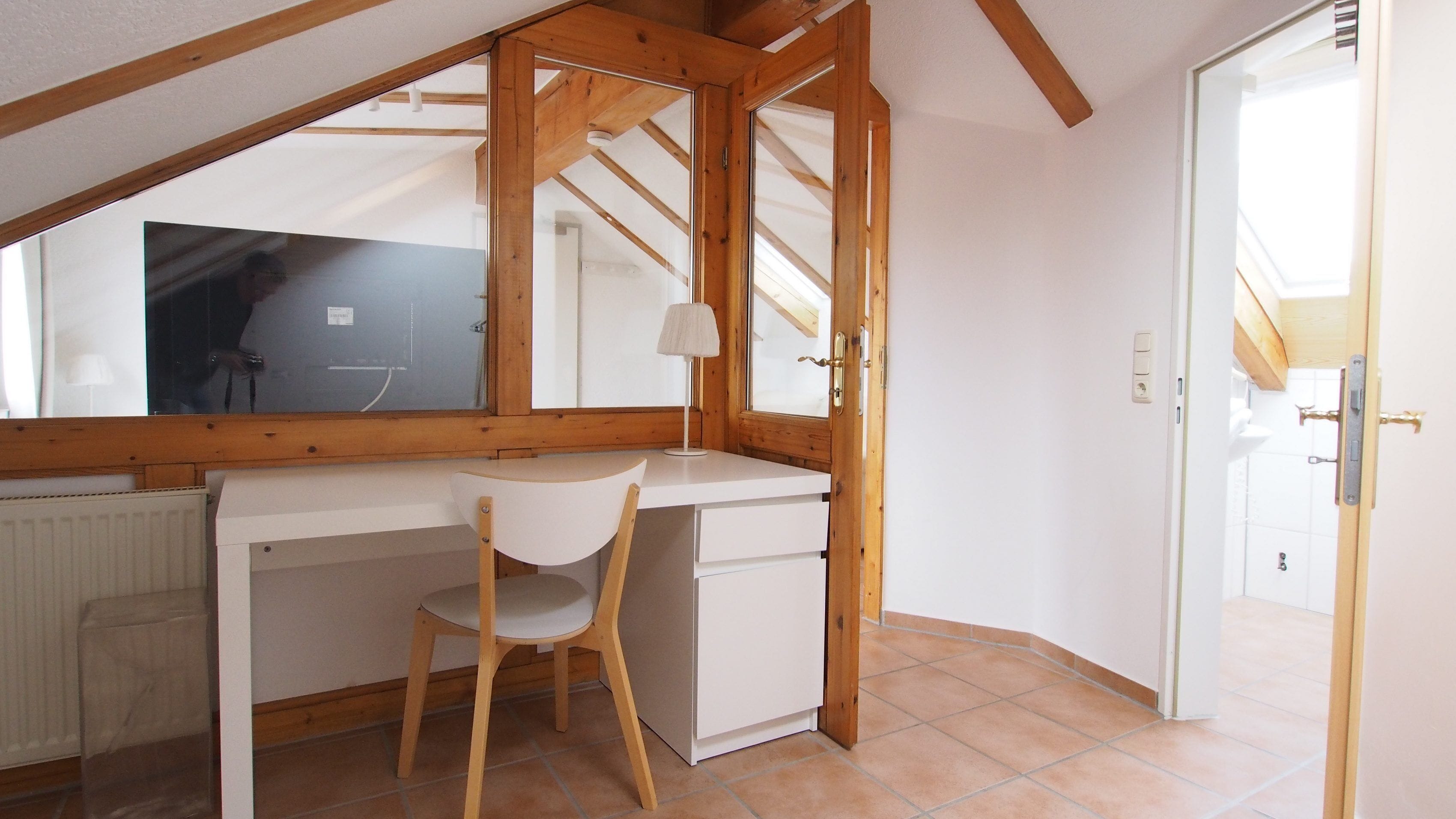 スタジオ | 高級寝具、デスク、ノートパソコン用作業スペース、可動式ベッド