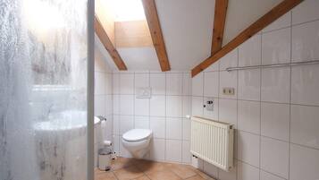 Deluxe Double or Twin Room, Balcony | Bathroom | Shower, hair dryer, towels, soap