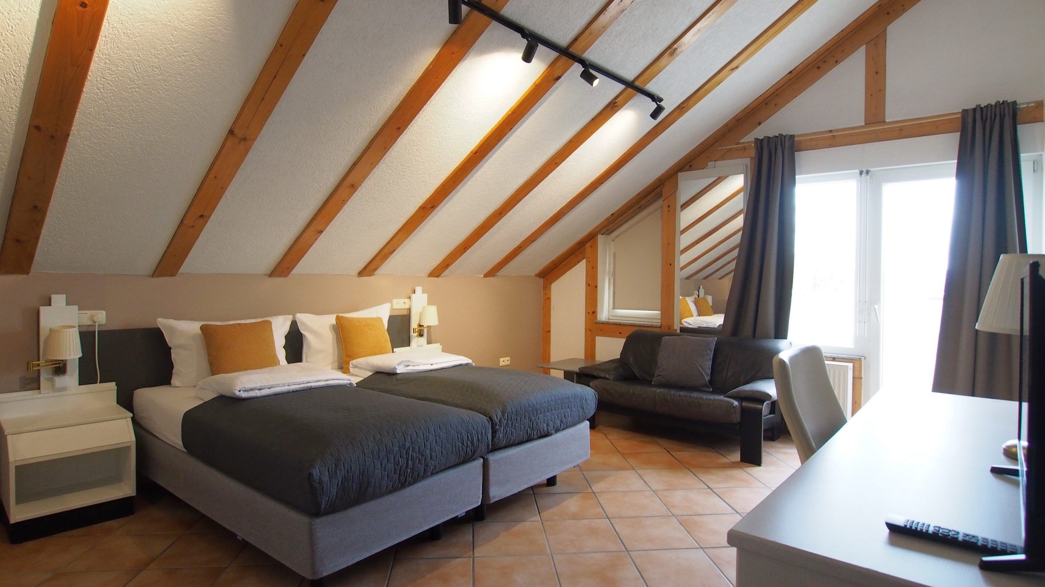 Deluxe-Doppel- oder -Zweibettzimmer, Balkon | Hochwertige Bettwaren, Schreibtisch, laptopgeeigneter Arbeitsplatz