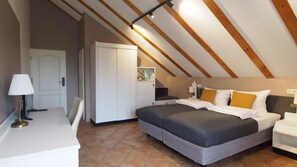 Habitación Deluxe con 1 cama matrimonial o 2 individuales, balcón | Ropa de cama de alta calidad y escritorio 