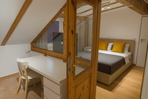 Desk, laptop workspace, free WiFi