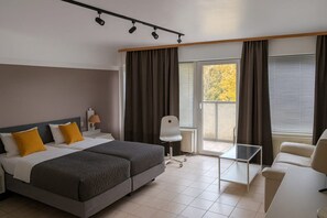 Habitación superior con 1 cama matrimonial o 2 individuales, balcón | Ropa de cama de alta calidad y escritorio 