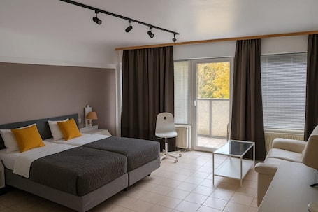 Superior szoba kĂ©tszemĂ©lyes vagy kĂ©t kĂŒlön ĂĄggyal, erkĂ©ly | ĂrĂłasztal, laptophoz jĂłl hasznĂĄlhatĂł munkafelĂŒlet Ă©s ingyenes wifi